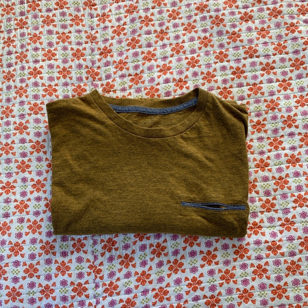 Men’s Levi’s Gold&Gray Tee Shirt w/Pocket - Size L